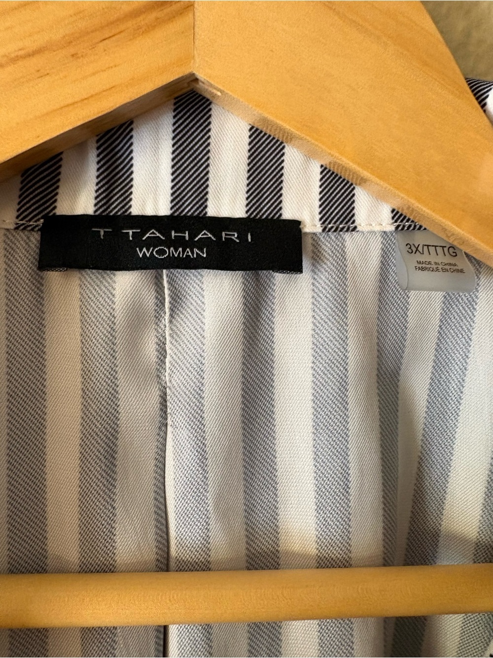T Tahari Women's 3X Gray White Stripe Button Down Blouse Cap Sleeve Plus - Picture 3 of 9